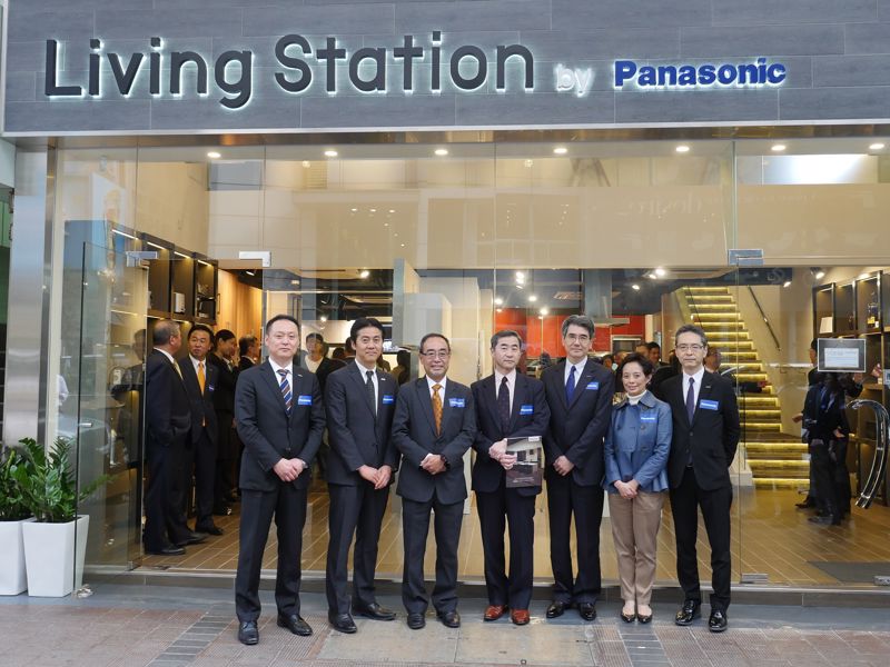 The top management of Shun Hing Group and Panasonic Corporation took a group photo at the shop front. (From left to right) Mr Masunori Kobayakawa, Head of Business Unit of Panasonic Eco Solutions Company, Mr Tetsuro Shikata, Executive Officer of Panasonic Eco Solutions Company, Mr David Mong, Vice Chairman of Shun Hing Group, Mr Hitoshi Noda, Consul General of Japan in Hong Kong, Mr Hidetoshi Osawa, Managing Executive Officer of Panasonic Corporation, Ms Cynthia Mong, Director of Shun Hing Electronic Trading Co., Ltd., Mr Akihiro Yamamoto, Member of the Board of Panasonic Corporation of China.